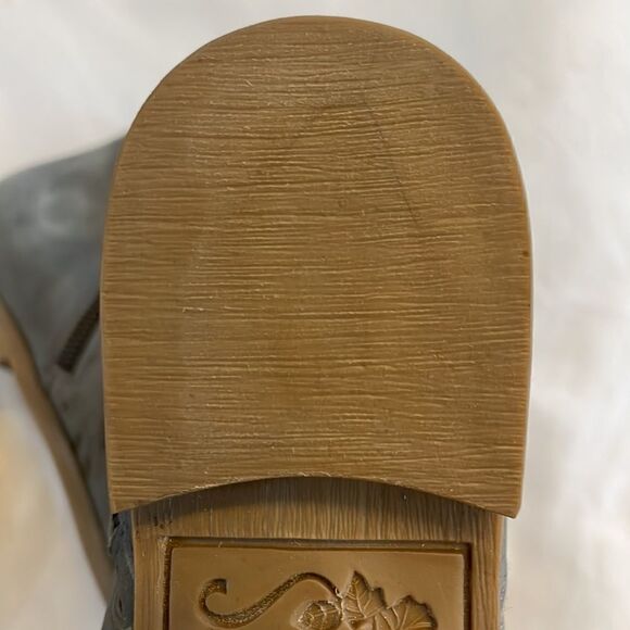 COOLWAY GREY CUTOUT PEEP TOE SHOOTIES. NEW. ZIPPER IS AT INNER ANKLE. - Picture 7 of 9